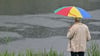 Der DWD-Meteorologe rät: Wetterfeste Kleidung und einen Regenschirm einpacken. (Archivbild)