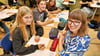 Lucie Göpfert gestaltet mit Schülern der Sekundarschule Thomas Müntzer in Allstedt Comics zum Thema Gerechtigkeit.