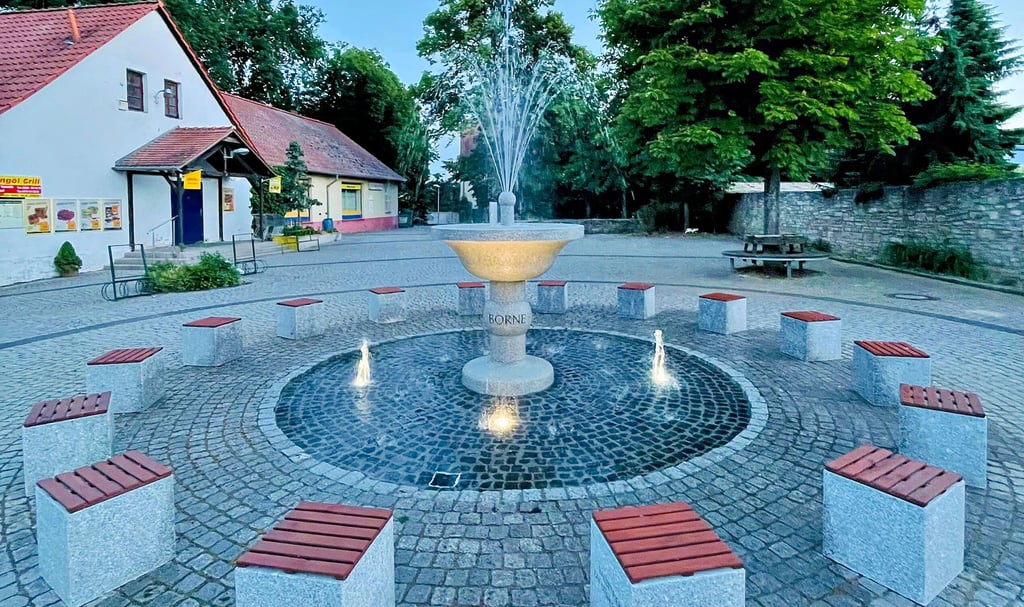 Der Dorfplatz mit seinem schönen Brunnen, der das Wappen der Gemeinde repräsentiert, ist der Mittelpunkt des Ortes. Dort treffen sich die Bürger. Hier finden zahlreiche Feste und Feiern statt.