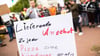 Beschäftigte des Essenslieferdienstes Lieferando nehmen an einer Kundgebung auf dem Weißekreuzplatz teil. Lieferando plant, den Lieferbetrieb in einigen Städten einzustellen.