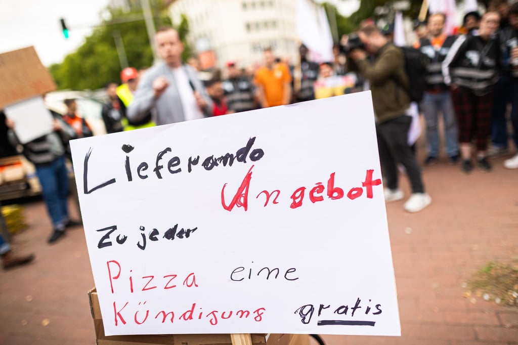 Beschäftigte des Essenslieferdienstes Lieferando nehmen an einer Kundgebung auf dem Weißekreuzplatz teil. Lieferando plant, den Lieferbetrieb in einigen Städten einzustellen.