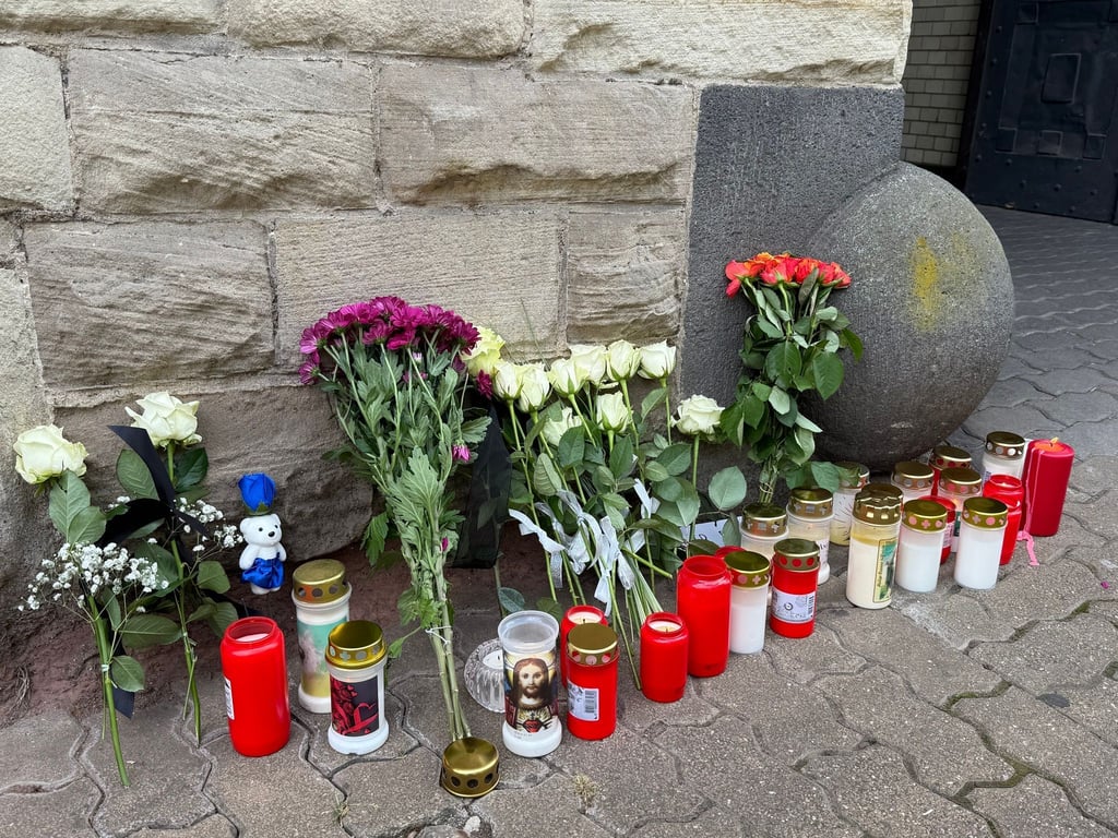 Die Menschen in Völklingen legten Blumen und Kerzen bei der Polizei ab.