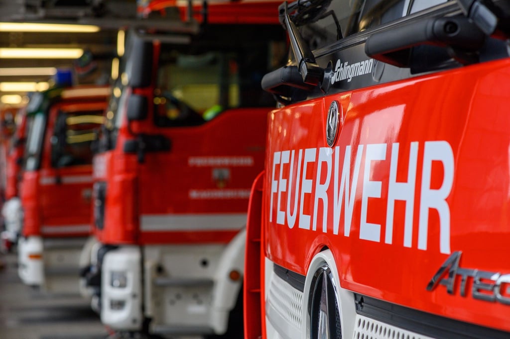 Etwa neun Stunden sind die Kameraden der Feuerwehr im Einsatz. (Symbolbild)