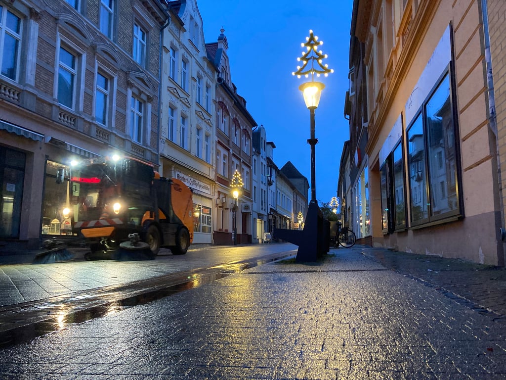 In der Nacht zum Donnerstag ist ein Mann in Burg mit Verletzungen aufgefunden worden. Er soll in der Innenstadt attackiert worden sein.