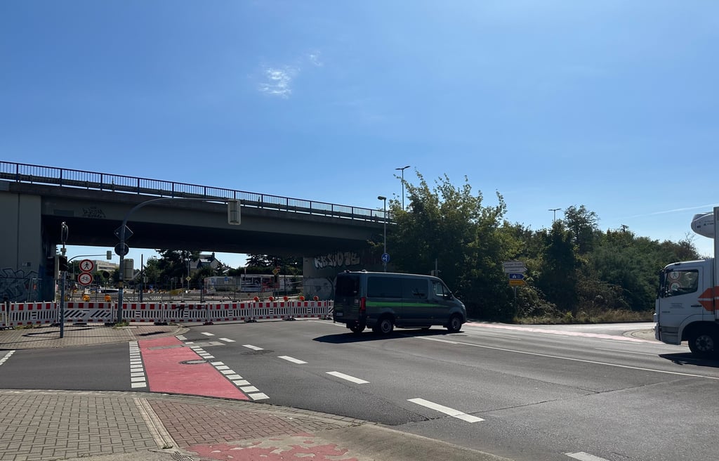 Seit der Sperrung der Ringbrücke über die Brenneckestraße in Magdeburg verläuft der Verkehr über die Auf- und Abfahrten zurück auf den Ring.
