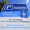 Die Verwaltung von Parkflächen erfolgt zunehmend digital und durch externe Anbieter – besonders auf Supermarktparkplätzen.&nbsp;