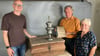 Bei der Übergabe von Krug und Innungslade: Museumsmitarbeiter Mike Sachse (li.) und Manfred Gießler und Irmtraud  Persich vom Teucherner Heimatverein