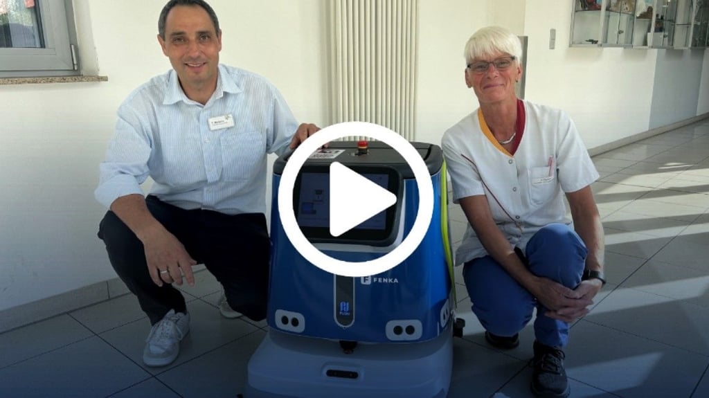 Tobias Mertens, Leiter und Prokurist der Servicegesellschaft im Klinikum Magdeburg, und die stellvertretende Objektleitung Sabrina Fischer mit dem Putzroboter Pudu.