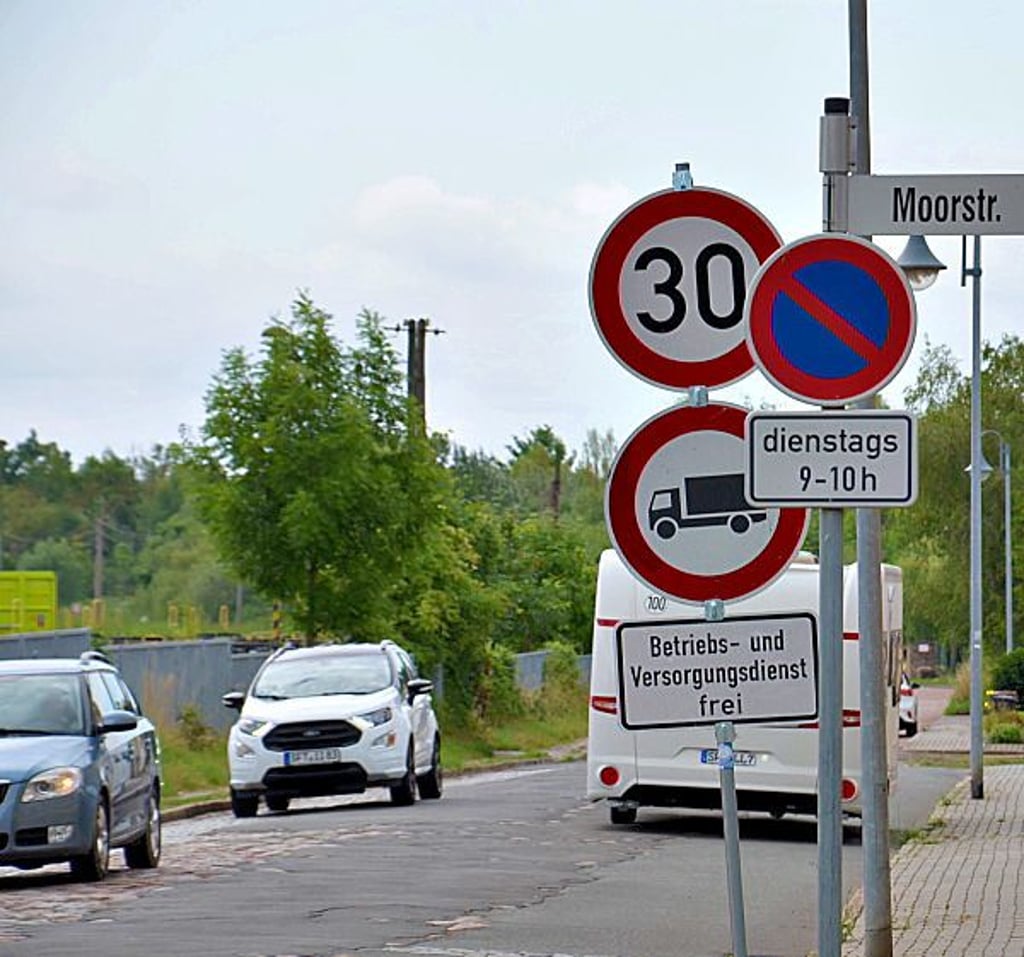 Die Güstener Straße in Staßfurt ist seit einigen Wochen viel mehr befahren als sonst.