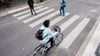Ein Zebrastreifen soll das Überqueren einer Straße für Fußgänger sicherer machen.