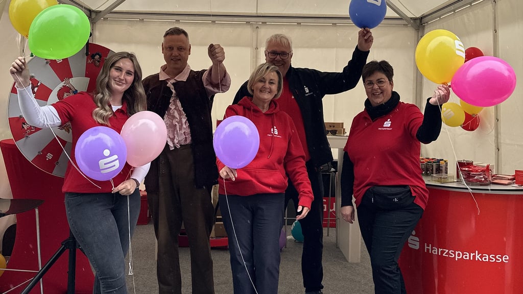 Das Team rund um Steffi Trenkel (Mitte) präsentierte die Harzsparkasse beim Harzfest und sorgte mit Ballons und Glücksrad-Gewinnen für strahlende Gesichter.