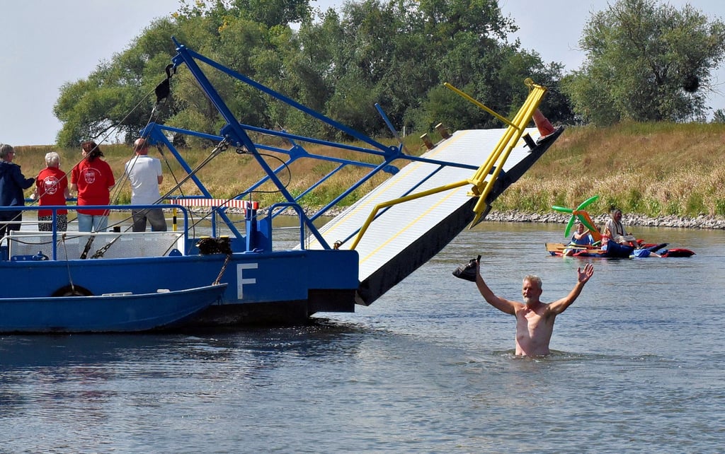 Was für ein Symbolfoto: Weil die Rosenburg-Werkleitzer Fähre infolge Trockenheit seit Wochen nicht pendelt, spazierte Heiner Möbius aus Tornitz ganz gemütlich durch den Fluss.