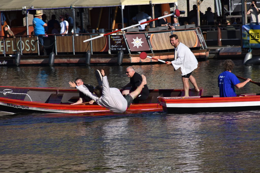 „Köppchen“ (links) ist eines von vier Fischerstecher-Booten, dazu besitzt die Salzwirker-Brüderschaft im Thale zu Halle noch zwei Vorsteher-Boote.