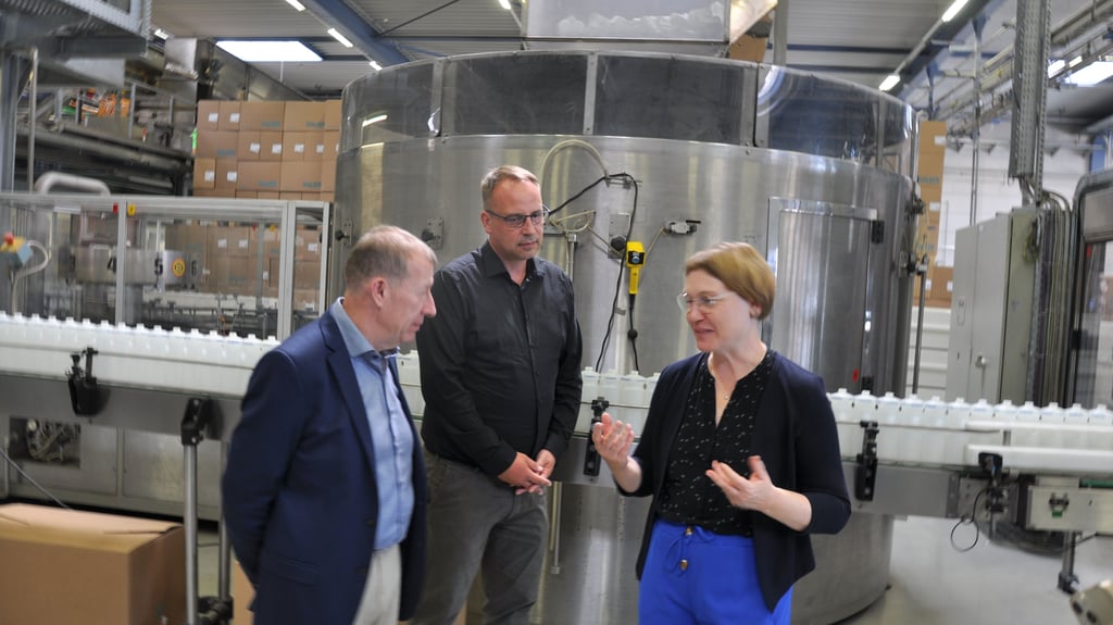Wirtschaftsstaatsekretärin Stefanie Pötzsch mit Geschäftsführer Reik Zeller (li.) und Standortleiter Marco Schröder von German Hygiene Liquids in Genthin.