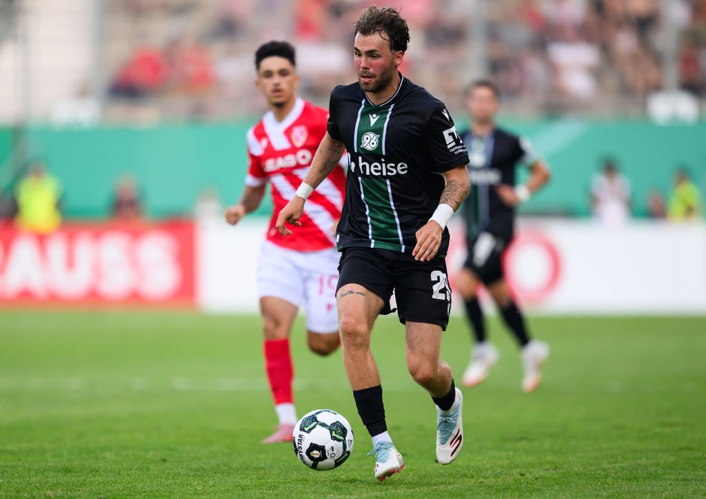 Kolja Oudenne hat seinen Vertrag bei Hannover 96 verlängert. (Archivbild)