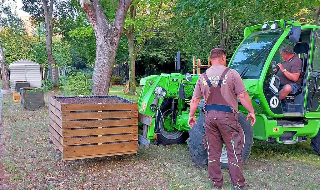 Hier wird ein Hochbeet transportiert.