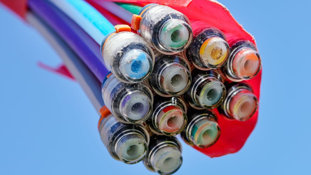 Ein Kabelbündel für schnellen Internetanschluss per Glasfaser.