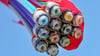 Ein Kabelbündel für schnellen Internetanschluss per Glasfaser.