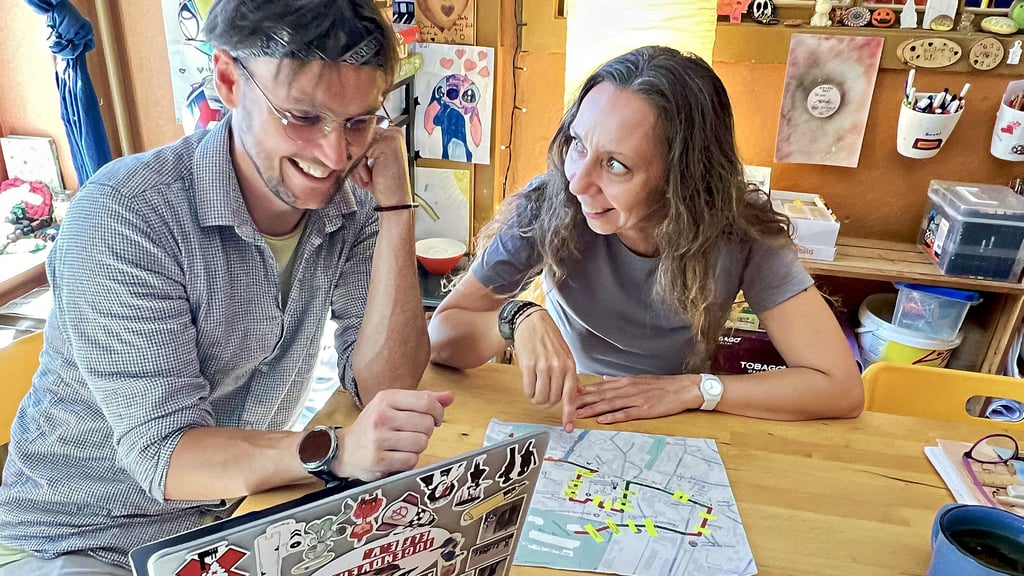 Marcel Schulze und Vivien Horn planen das Drehbuch für ein Video, in dem möglichst viele Menschen eine Rolle spielen sollen.