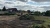 Startschuss für den Spielplatzbau: Ein Bagger bereitet das Gelände am Hohefeld-Privatweg in Magdeburg für die neue Freizeitfläche vor.