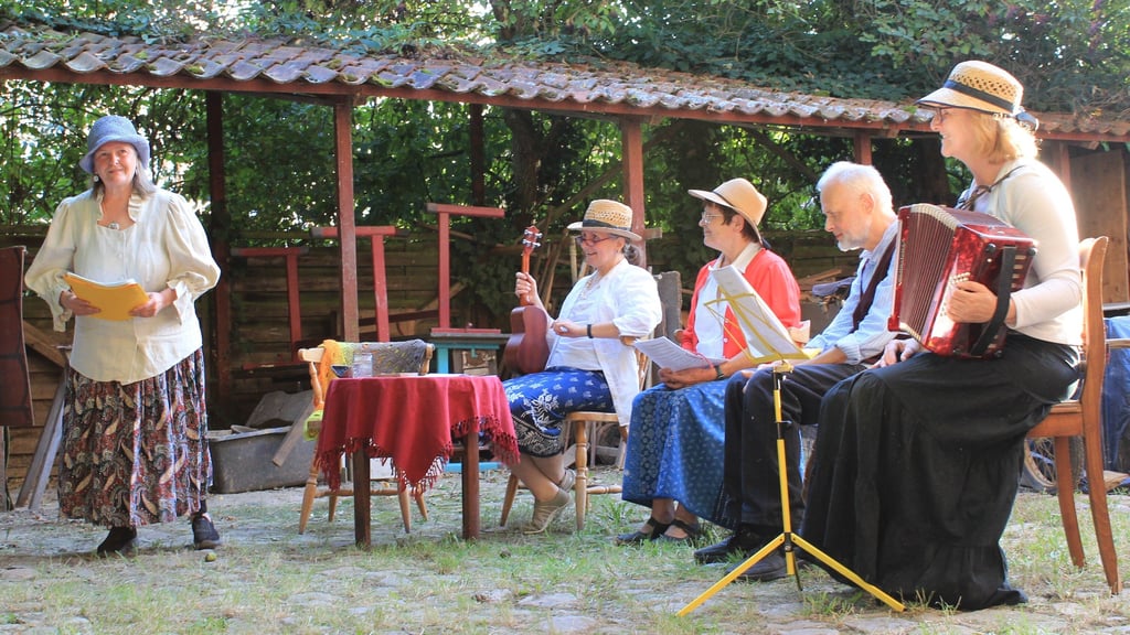 Im Garten des Arbeitskreis Salzwedeler Altstadt unterm Nussbaum gab es am Donnerstag „Dütt un datt op oltmärksch Platt“: Geschichten und Lieder, zum Mitsingen, Mitlesen und Schmunzeln. Foto: Justine Fischer