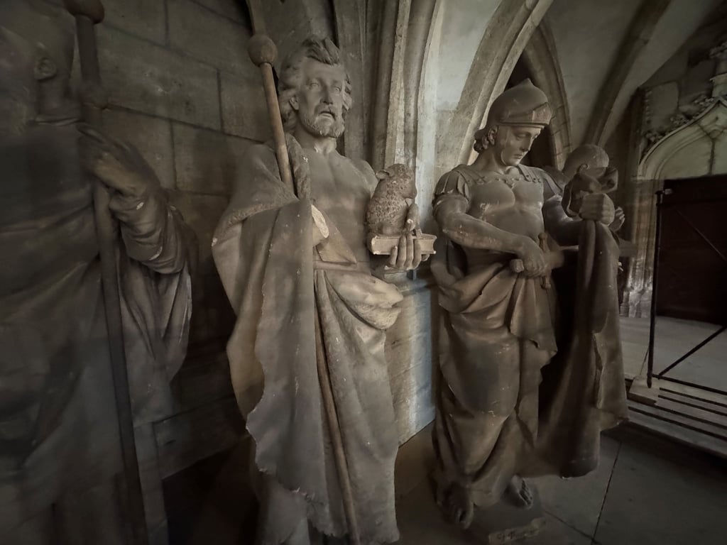Warten auf ihre Restaurierung: Pfeilerfiguren, die im 19. Jahrhundert in Berlin und Dresden für den Halberstädter Dom gefertigt wurden.