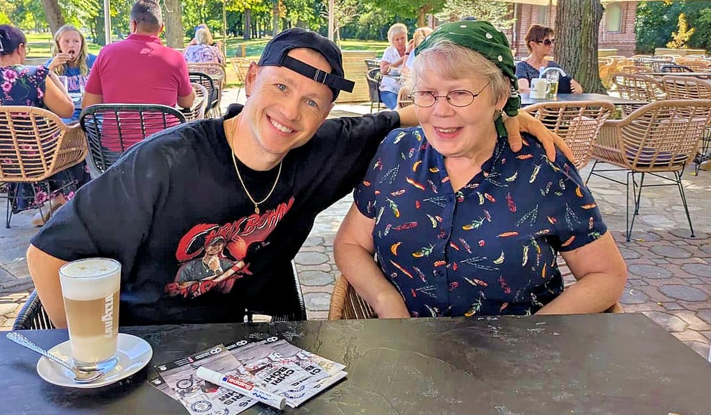 Böhm und seine Mutter im Café. Da ihr Sohn ohne Auto zu Besuch ist, fuhr sie ihn und kam gleich auf ein Schwätzchen mit.