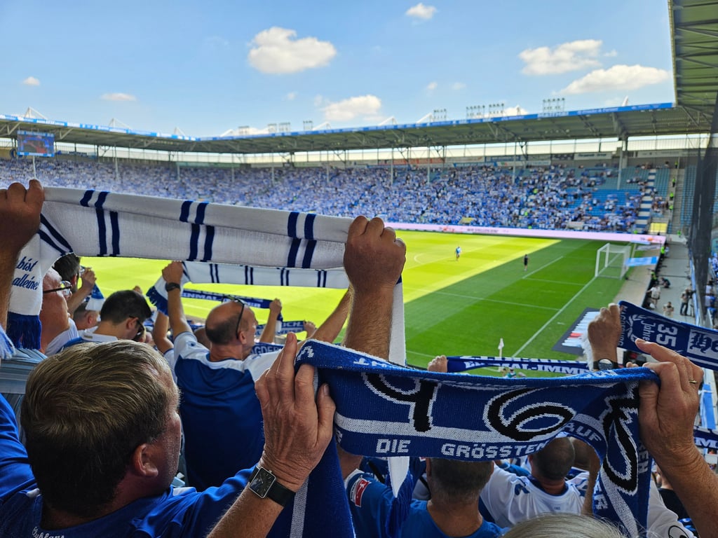 Fans des 1. FC Magdeburg feuern ihr Team in der Avnet-Arena an – mittendrin: Emotionen, Gemeinschaft und Stadionatmosphäre pur.
