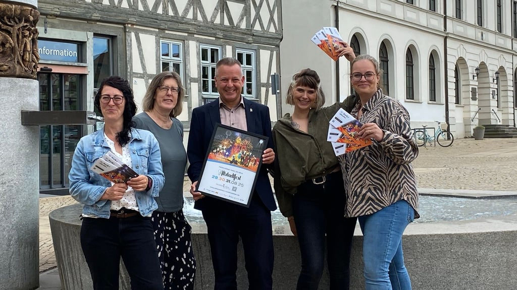 Bürgermeister Bernhard Hieber stellt mit dem Team hinter den Kulissen das Programm für das Haldensleber Altstadtfest 2025 vor.