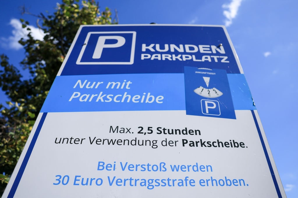 Nicht an allen Parkplätzen seien die Parkbedingungen ausreichend ausgeschildert, kritisieren Verbraucherschützer aus Sachsen-Anhalt.