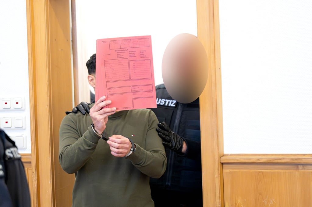 Nach der Urteilsverkündung kam es im Gerichtssaal zu versuchten Übergriffen von Mitgliedern der Opferfamilie auf die Familie des Angeklagten.