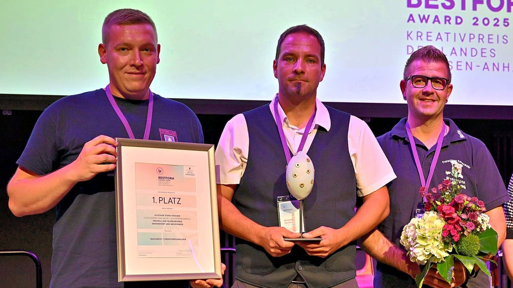 Benjamin Olschak (Mitte) bei der Preisverleihung, begleitet von den Feuerwehrleuten Christoph Weber aus Drohndorf (li.) und Martin Bork aus Mehringen.