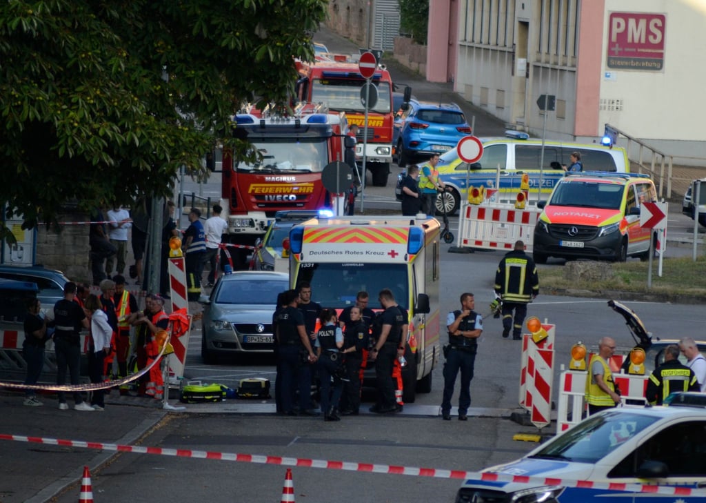 Einsatzkräfte riegeln den Tatort in Völklingen ab.