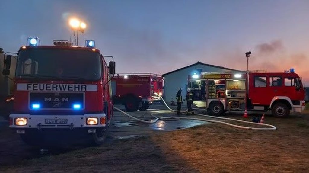 Großeinsatz der Feuerwehr auf dem Gelände der Agrargenossenschaft Parchen/Hohenseeden. Hier ist ein großer Stall abgebrannt.