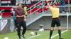 Kein guter Abend für Nürnbergs Trainer Miroslav Klose - diese Gelbe Karte durch Schiedsrichter Jarno Wienefeld aber erhielt sein Co-Trainer Javier Pinola hinter ihm.