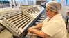 Beata Wolska arbeitet an der Verpackungsstrecke der Argenta- Schokoladenmanufaktur in Weißenfels. Die Produktion für Weihnachten läuft auf Hochtouren.&nbsp;