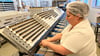 Beata Wolska arbeitet an der Verpackungsstrecke der Argenta- Schokoladenmanufaktur.