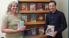 Angelika Ermel, Leiterin der Kreis- und Stadtbibliothek, steht zusammen mit Marius Schulze, Leiter der Kinderbibliothek, vor dem neuen Regal für Bücher zum Computerspiel Minecraft. Das spezifische Genre erhält immer mehr Zuspruch und Interesse, mehr als die Hälfte der Bücher ist immer auf einmal ausgeliehen.