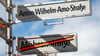 Ein Schild mit der Aufschrift „Anton-Wilhelm-Amo-Straße“ hängt über einem Schild, auf dem der Name „Mohrenstraße“ durchgestrichen ist.