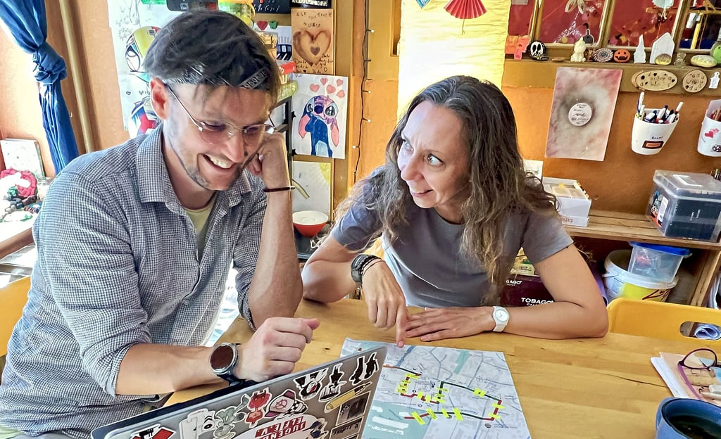 Marcel Schulze und Vivien Horn planen das Drehbuch für ein Video, in dem möglichst viele Menschen eine Rolle spielen sollen.