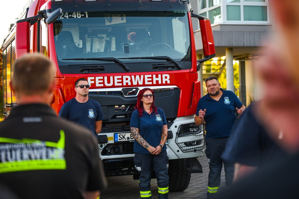 Stadtwehrleiter Stefan Thielmann (rechts) begrüßt die Kameraden bei der Ankunft des neuen Feuerwehrautos in Bad Lauchstädt.