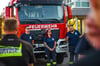 Stadtwehrleiter Stefan Thielmann (rechts) begrüßt die Kameraden bei der Ankunft des neuen Feuerwehrautos in Bad Lauchstädt.