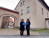Andrea Kleinert (li.) und Daniela Körner vor der alten Gemeindeverwaltung