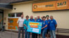 Der Abtsdorfer Carneval Club bekommt erstmals eine Spende vom Supermarkt Tante Enso.