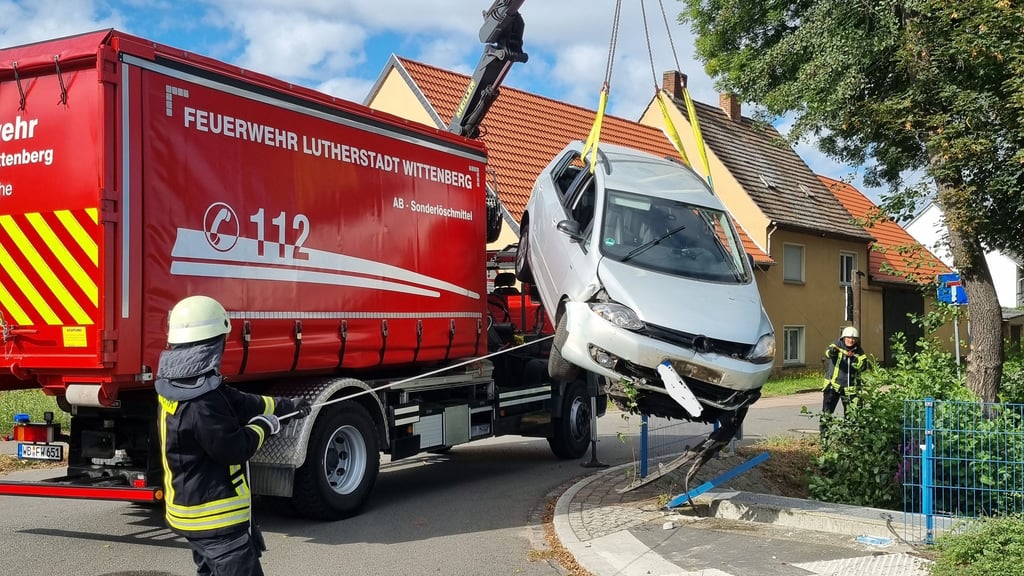Durch das schnelle Bergen mittels schwerer Rettungstechnik konnte eine Ausbreitung von umweltgefährlichen Betriebsstoffen verhindert, der PKW abschließend gesichert und die Fahrbahn zügig durch die zuständige Polizei freigegeben werden.