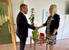 Zur Feier des Jubiläums überreichte  Obermeister Bert Knoblauch (links) einen Baum an die kaufmännische Leiterin der Klinik, Michaela Seils.