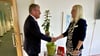 Zur Feier des Jubiläums überreichte  Obermeister Bert Knoblauch (links) einen Baum an die kaufmännische Leiterin der Klinik, Michaela Seils.