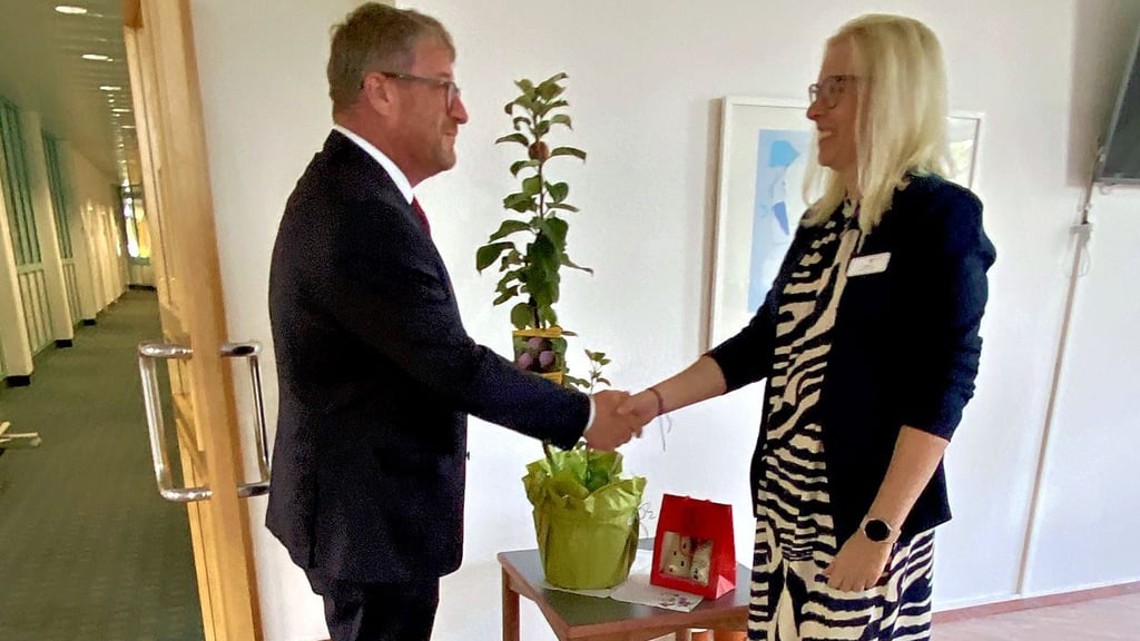 Zur Feier des Jubiläums überreichte Obermeister Bert Knoblauch (links) einen Baum an die kaufmännische Leiterin der Klinik, Michaela Seils.