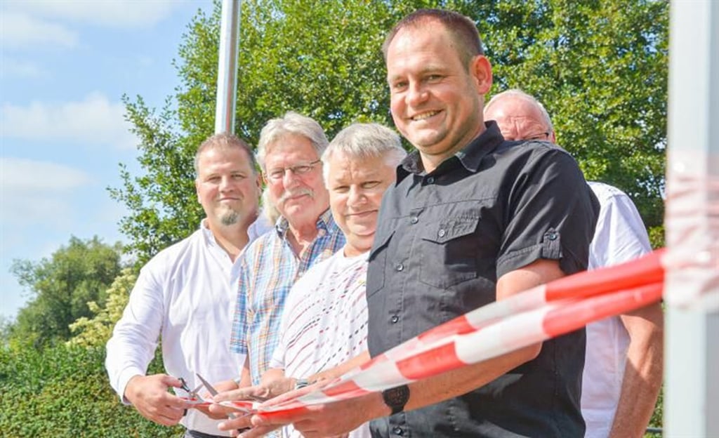Frank Nase, Franz-Ulrich Keindorff, Reinhard Lüder und Ortsbürgermeister Christopher Schulte (von links) durchschneiden das Band des neuen Radwegs - auch trotz des fehlenden letzten Meters.