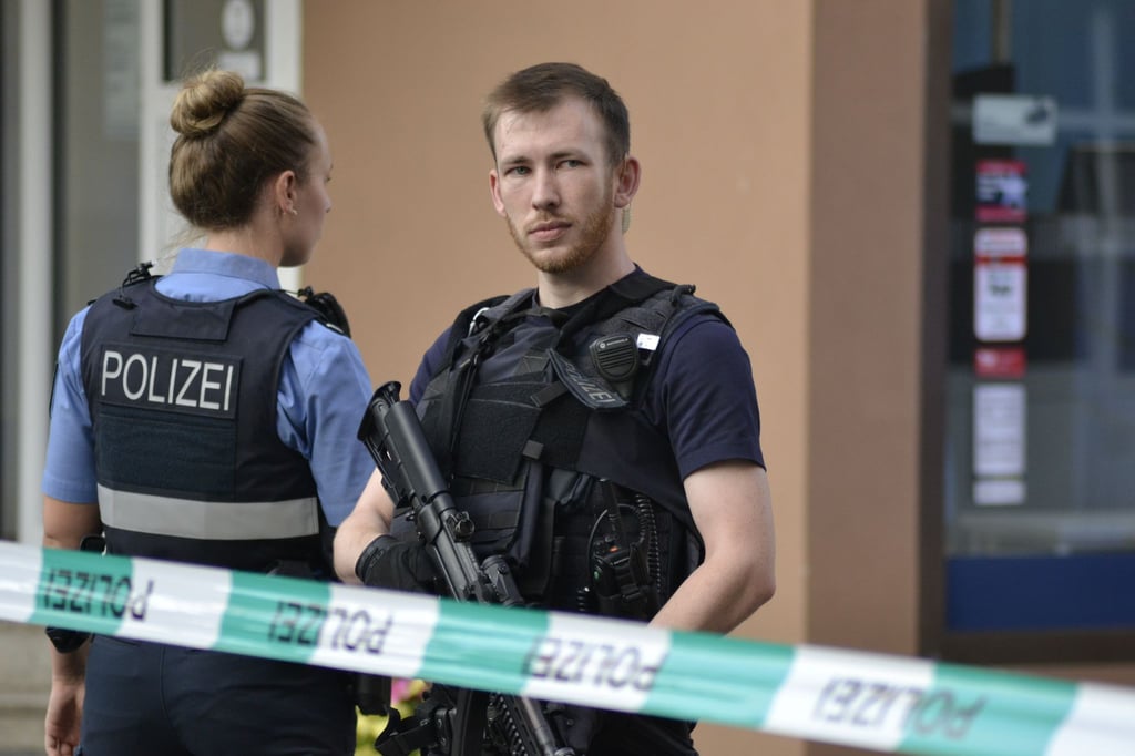 Polizisten sichern den Tatort. in Völklingen.